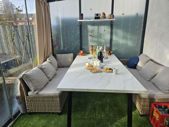 Hausgefühl statt Wohnung: Moderne 3-Zi.-Maisonette mit Garten, Terrasse & Balkon (BJ 2013) – Terrasse