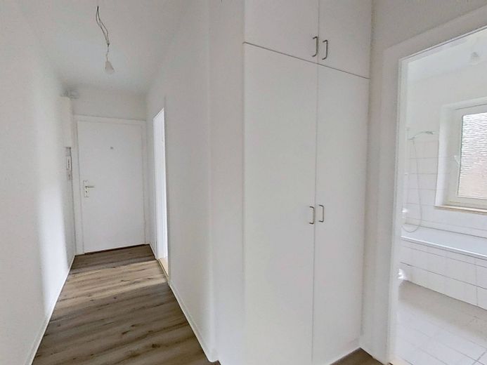 Die Blätter fallen, Ihre Miete auch: Gemütliche 2-Zimmer-Wohnung mit BALKON im Norden von Rendsburg – Flur