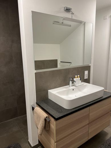 Modernes Einfamilienhaus mit großem Garten – Badezimmer Eltern