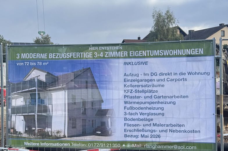 Baubanner vor der Baustelle 