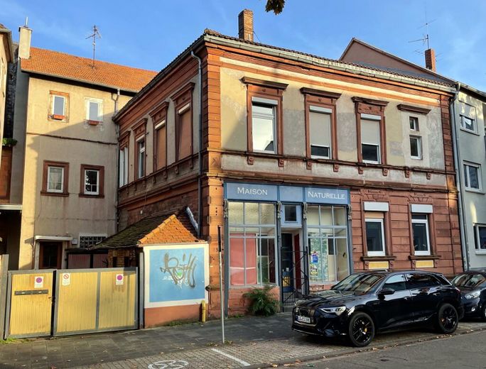 Denkmalgeschütztes Altstadt-Anwesen mit Baugenehmigung für 5 Wohnungen – Entwicklerprojekt in Landau – Außenansicht Waffenstraße 23