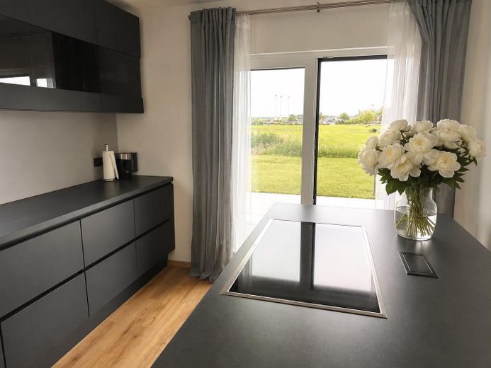 Neubau-Komfort ohne Baurisiko: Fertiges KfW 40 Einfamilienhaus mit Weitblick - provisionsfrei – Küche: Aussicht beim Kochen