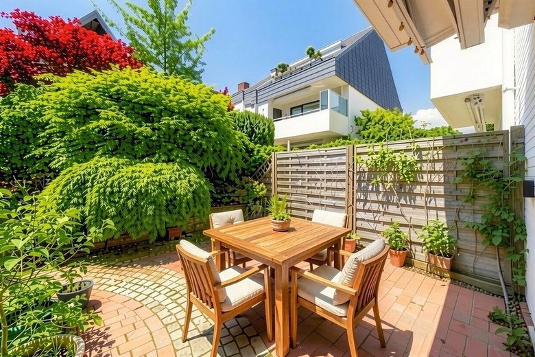 Hulsberg | Vermietetes Reihenhaus mit fünf Etagen, Garten und Garage – S&amp;P | Terrasse (digitales Staging)