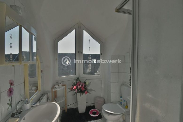TOP***Im Zentrum von Kerpen junges 4 Familienhaus mit 4 Garagen Baujahr 1993***NEU – Bad 1 OG rechts