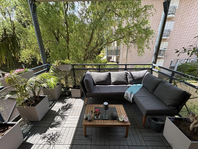 Gepflegte 2-Zimmer-Wohnung mit Balkon, Einbauküche, Stellplatz & Aufzug in Maintal-Dörnigheim – Balkon