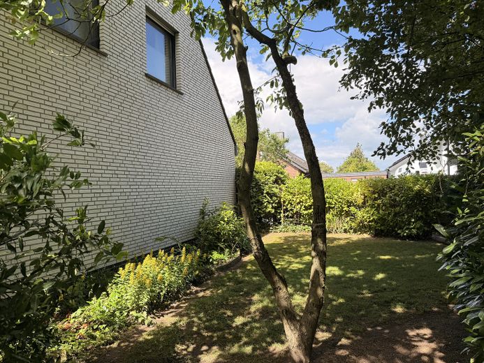 PRIVO DI PROVVIGIONE - casa unifamiliare indipendente in posizione migliore – abitare con giardino su attraente terreno d’angolo – Der Bereich links am Haus