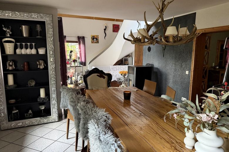 Großzügiges Familienanwesen mit Einliegerwohnung, 225 m² Wohnfläche und besonderem Flair – Essbereich