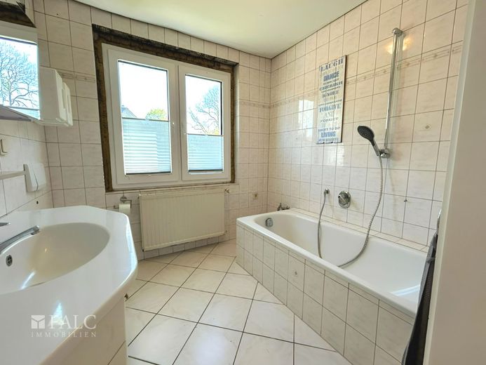 ***Ihr neues Zuhause im Grünen auf über 2.300 m² Grundstück*** – Badezimmer