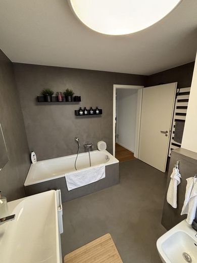 !SAHİBİNDEN SATILIK! Çift garajlı ve ısıtmalı havuzlu, son derece bakımlı 6 odalı şehir villası – Vollbad im 1.OG