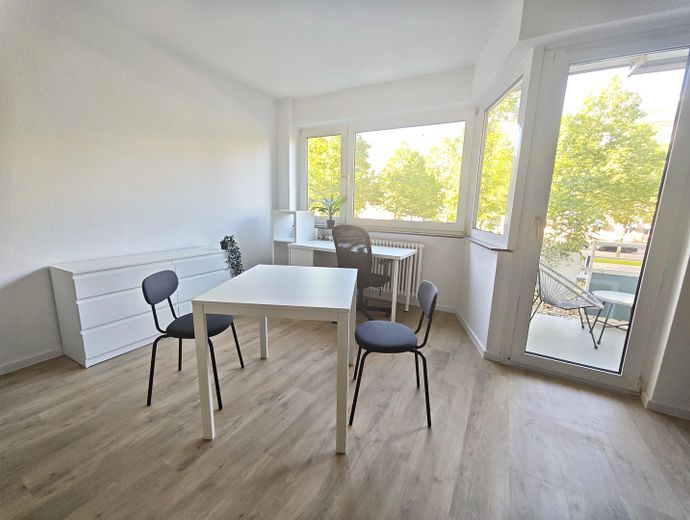 Disponibile da subito: appartamento ristrutturato e arredato di 1 locale con balcone in una posizione privilegiata di Mannheim – Essbereich