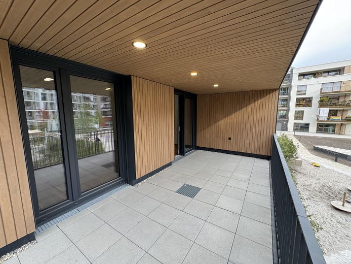 Wijk aan de Wiener Platz Feuerbach - 4-kamernieuwbouwappartement met keuken, lift, terras, ondergrondse parkeerplaats – Überdachte Terrasse