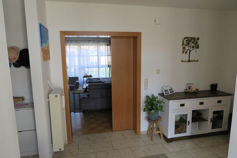 Well-maintained detached house with garden for rent in Seubersdorf – Diele