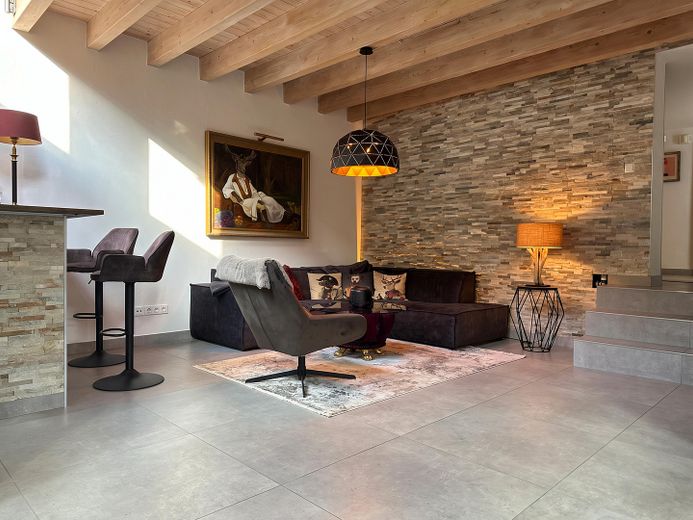 Architektur trifft Privatsphäre – besonderes Einfamilienhaus mit Pool, Sauna und Garten im Grünen – Wohnzimmer