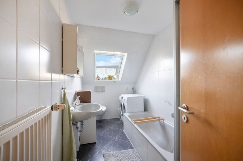 Kapitalanleger aufgepasst: Vermietete Maisonette-Wohnung mit Balkon und Stellplatz in Gifhorn/Gamsen – Badezimmer