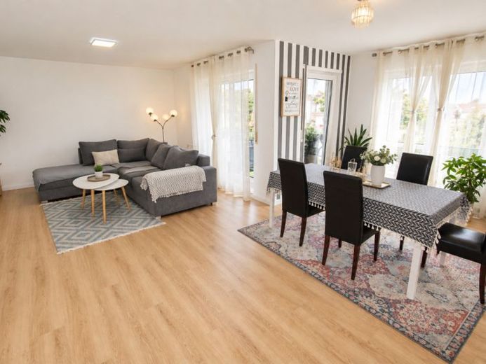 Großzügige 3-Zimmer-Wohnung mit zwei Balkonen, Tageslichtbad, Gäste-WC, Abstellraum und Tiefgaragenstellplatz – Фотографія 1