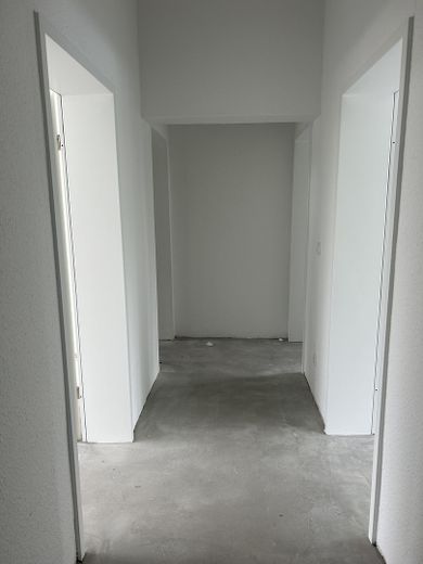 Sanierte Wohnung am Glinder Markt mit großem Balkon – Flur