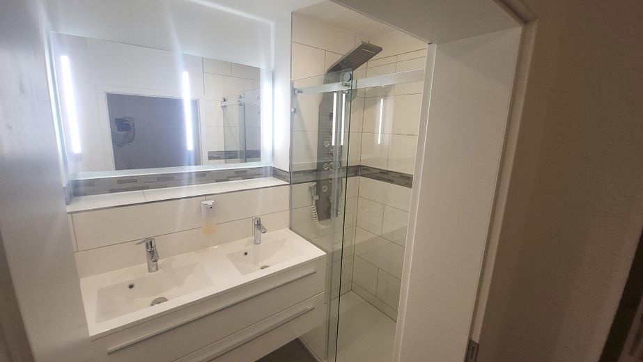 Bad mit Blick zur Dusche