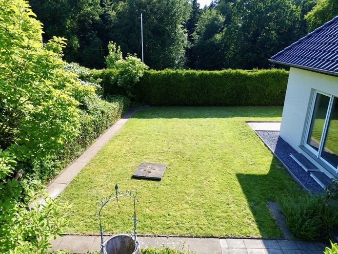 Moderner Wohntraum mit Einliegerwohnung und großer Sonnenterrasse im Speckmantel von Stadthagen – Rasenfläche