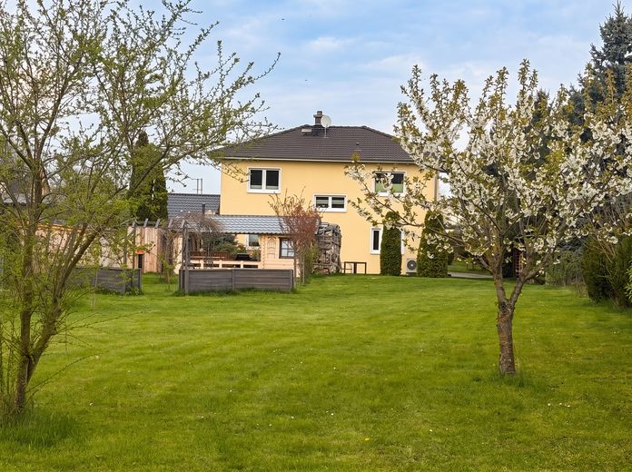Einfamilienhaus mit großem Grundstück, Wintergarten, Hot Tub und fünf Garagen in Zwenkau – Gartenansicht