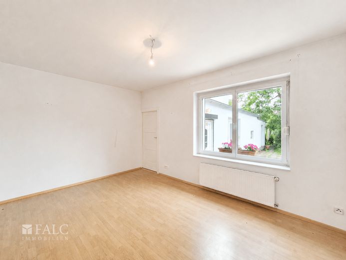 Attraktives Reihenhaus mit Terrasse, Garten und zahlreichen Extras - FALC Immobilien – Wohnzimmer
