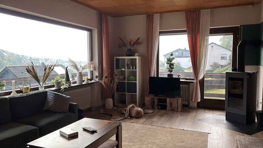 Casa unifamiliare situata in posizione tranquilla ai margini del bosco con vista su BID-Wallau – Wohn- und Eßzimmer