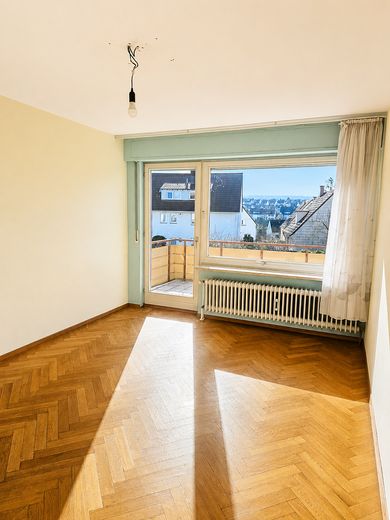Stuttgart-Weilimdorf'un sakin bir konumunda, güney bahçeli komisyonsuz ikiz ev – Zimmer 1 OG