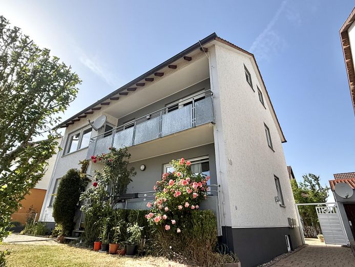 Wärmepumpe 2026! Mehrgenerationentraum oder Kapitalanlage: Freies ZFH in Bondorf mit Wohnraum im DG – Außenansicht
