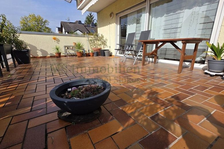 *** Charmante 4-Zimmer-Hochparterre-Wohnung mit Terrasse und Garten *** – Terrasse Ansicht 2