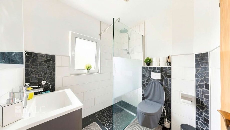 Familienglück mit Garten, Freiraum &amp; unzähligen Möglichkeiten – Badezimmer - 1 Obergeschoss