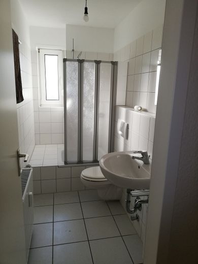 Traumhafte helle 2,5 Zimmer-Wohnung mit Einbauküche – Bad