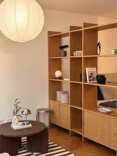 Apartamento de 1 habitación totalmente renovado cerca de Kantstraße: disponible y completamente amueblado – Wohnbereich