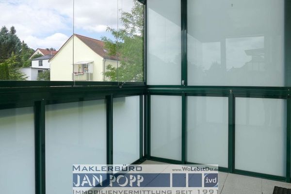 Piso de propiedad de 3 habitaciones con vistas panorámicas y balcón acristalado en una tranquila zona elevada