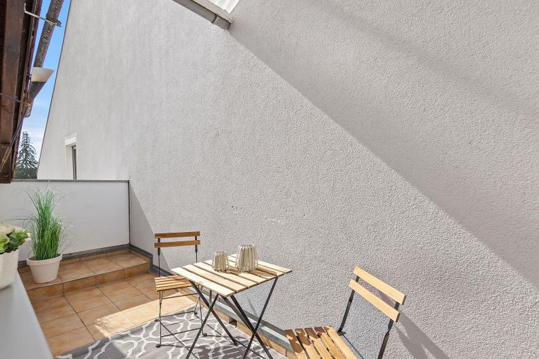 Wprowadź się od zaraz! Jasne, zmodernizowane w 2026 r. mieszkanie 3-pokojowe z balkonem od strony południowej w Neutraubling – Süd-Balkon