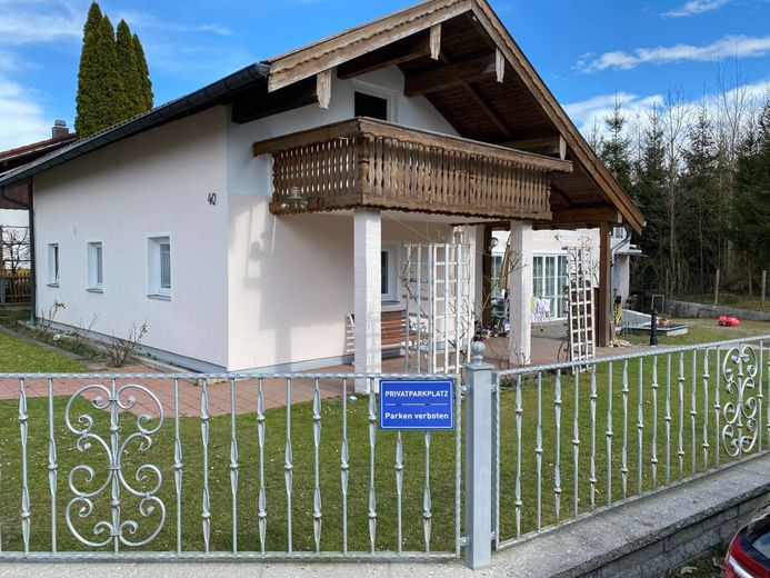 Viel Platz auch für 2 Familien in freistehenden Haus in guter Lage – Ansicht