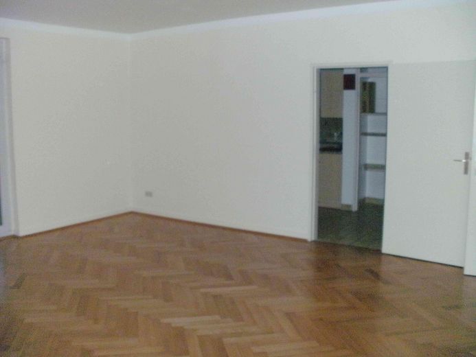 renov.bedürft. 3,5-Zi-Whg mit Balkon und EBK samt sep. DG-Whg. im Rohbau, in freundl. MFH in HN – WZ-Tür zu Küche