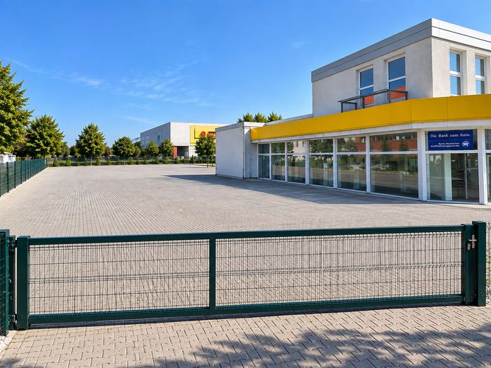 Car dealership with motor vehicle workshop & tire service TÜV in Berlin-Köpenick available for flexible rental – Außenbereich Parkplätze