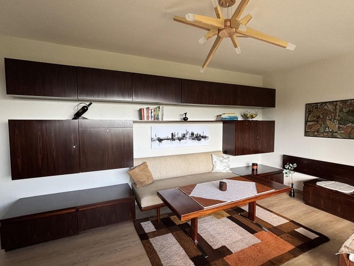 Das geräumige Wohnzimmer
