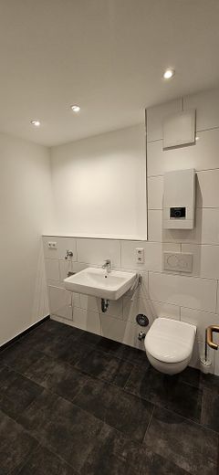 Modernes Wohnen in zentraler Lage – 4-Zimmer-Wohnung nach Sanierung – Bad 1-2