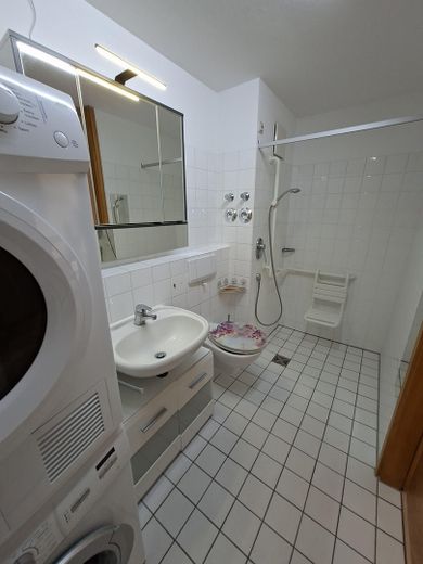 ¡Encantador apartamento pequeño en vivienda tutelada: sin comisión y listo para ocupar! – Badezimmer
