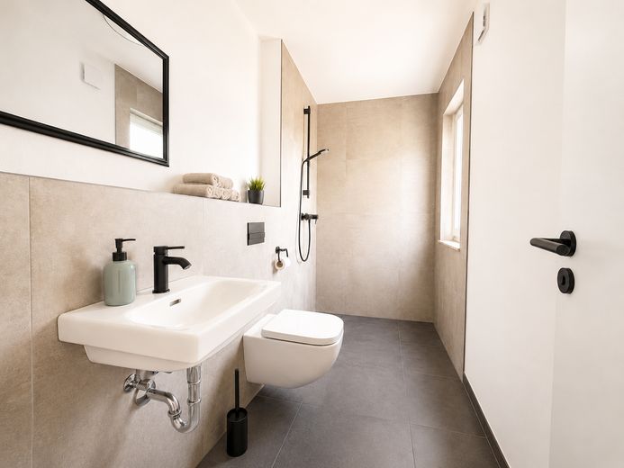 Sin comisión | Casa unifamiliar moderna con piscina y lounge | Orientación sur | Cerca de la A9 – Gäste-WC/Bad