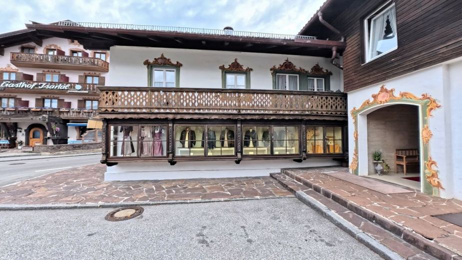 Attraktive Gewerbefläche mit Schaufenstern, Lager und Stellplatz direkt am Dorfplatz – Schaufenster