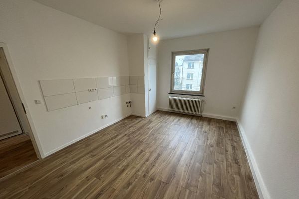 renovierte 3-Zimmer-Wohnung mit Balkon und bester Verkehrsanbindung