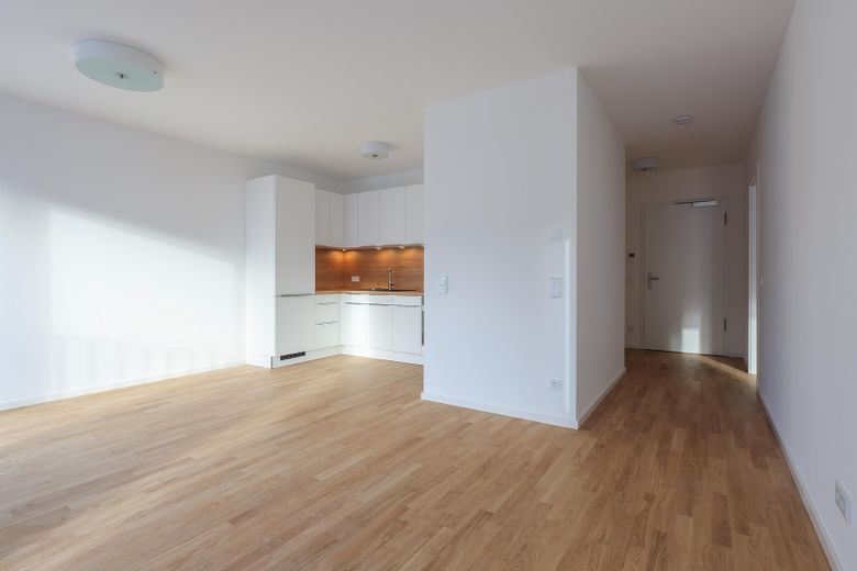 2 Zimmer Luxus Neubau - Einbauküche + Parkett - vom Eigentümer – Wohnzimmer und Flur