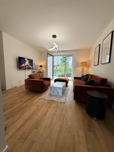 Особлива дворівнева квартира з терасою в HafenCity – Wohnzimmer