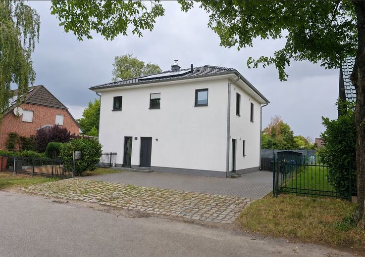 Moderne Stadtvilla in Panketal – Energieklasse A, provisionsfrei – Straßenansicht