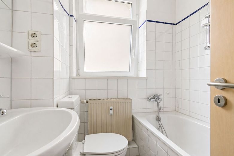 Gemütliche 2-Raumwohnung in der südlichen Innenstadt! - saniert &amp; sofort verfügbar – Badezimmer