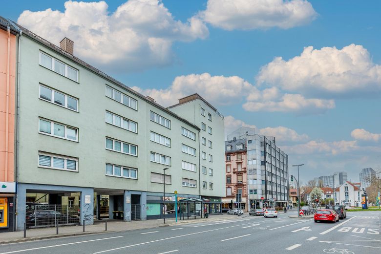 Voll möbliertes 1-Zimmer-Apartment in Sachsenhausen – 999 € all-inclusive, sofort frei – Außenansicht Straße