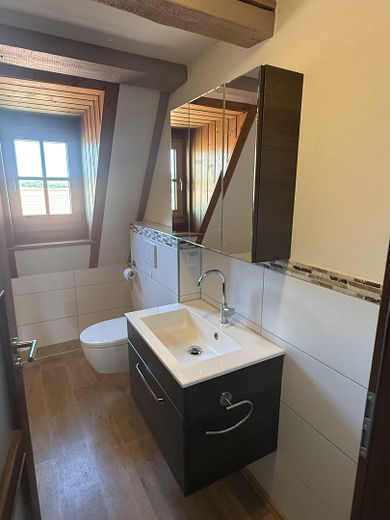 Herrschaftlich wohnen in nachhaltig sanierter DG-Wohnung mit Nebenkosten Fix-Pauschale! – Gästetoilette
