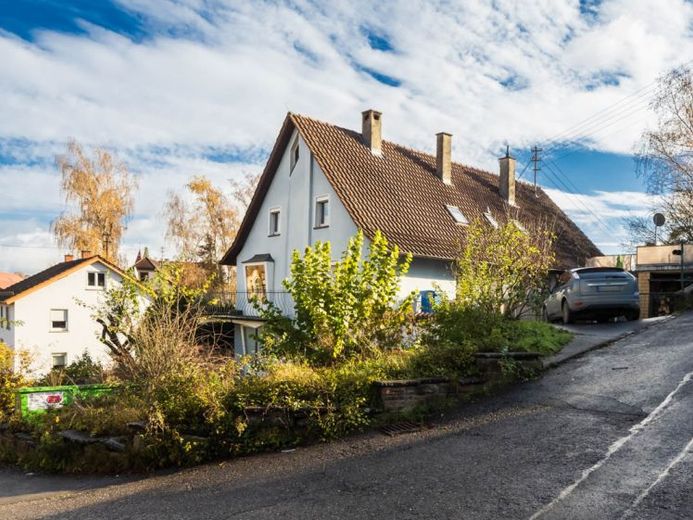 Zuhause ankommen in Eigeltingen! 3 Zi.-Wohnung im DG mit Stellplatz und viel Potential zum Ausbau – Foto 1