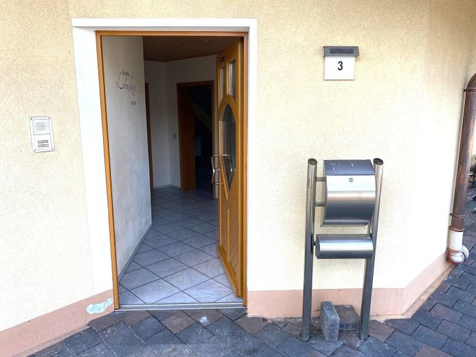 Freistehendes Einfamilienhaus mit Einliegerwohnung und Garage in ruhiger Lage (Sackgasse) von Brakel – Eingang